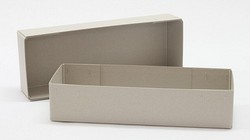 Stulpdeckelschachtel aus grau Maschinenkarton.